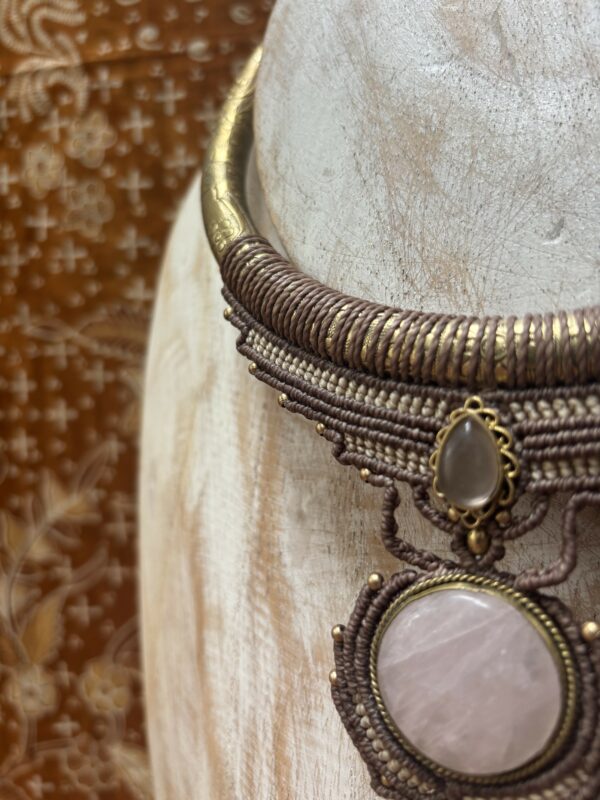 brass chocker met rozenquarts en heldere bergkristal. - Afbeelding 3
