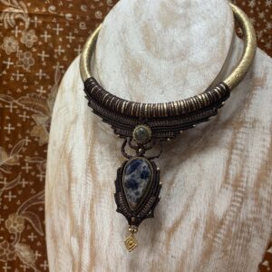 brass chocker met sodaliet en mosagaat