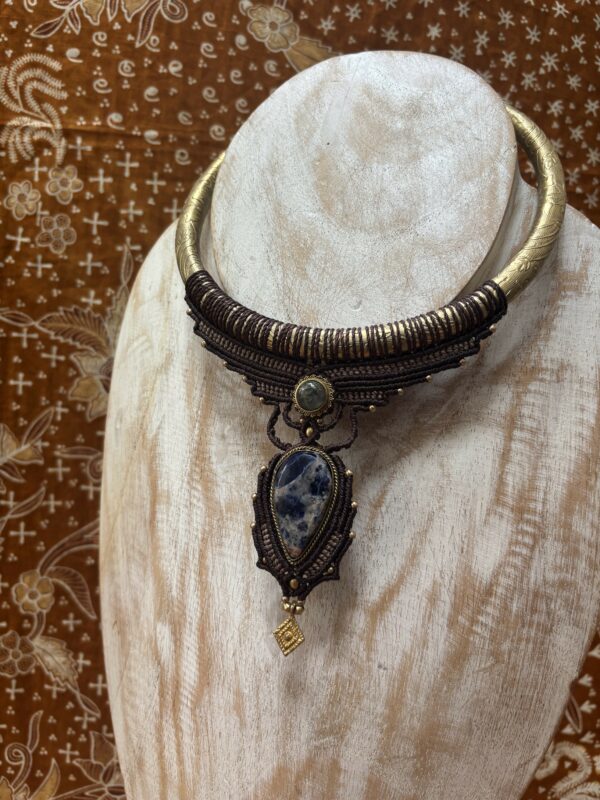 brass chocker met sodaliet en mosagaat