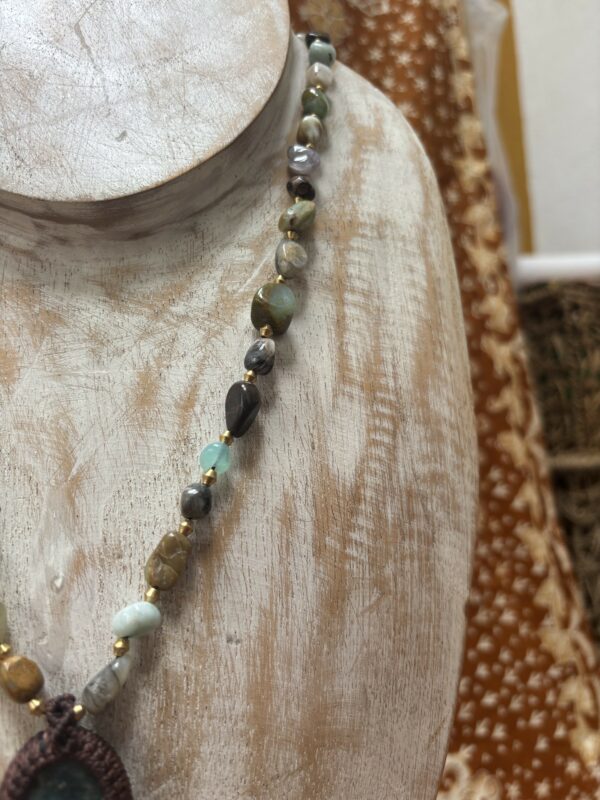 apatiet hanger aan een ketting van amazoniet steentjes. - Afbeelding 3