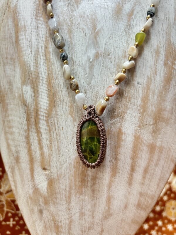 groene opaal hanger aan een ketting van opaal mix steentjes. - Afbeelding 2