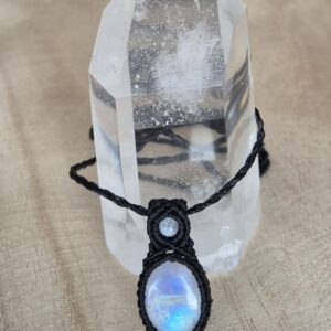 Carin's Macramé ketting met regenboog maansteen