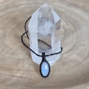 Carin's Macramé ketting met kleine regenboog maansteen
