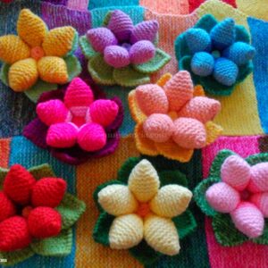 Leuke gekleurde gebreide bloemenschaaltjes