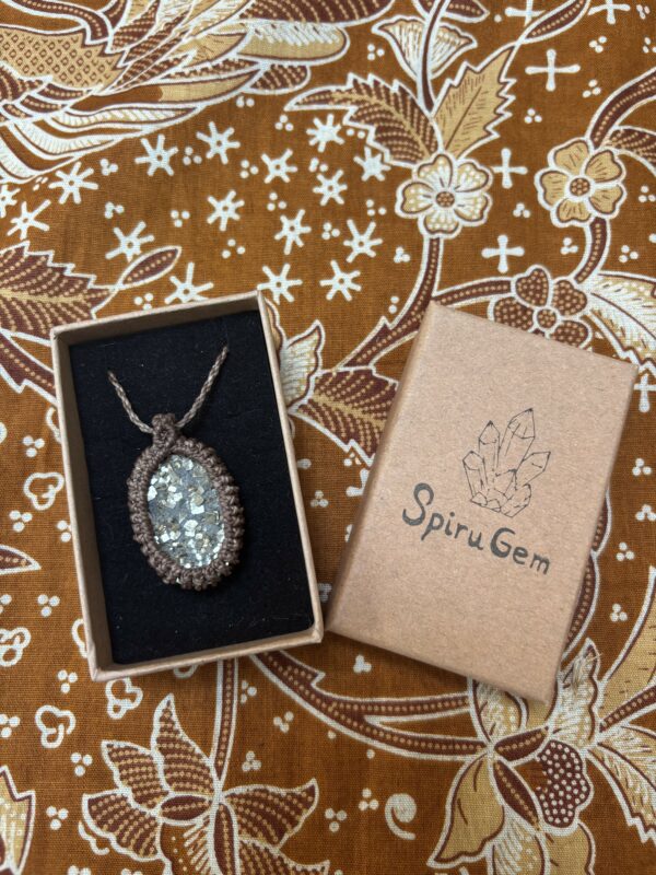 ruwe pyriet ketting