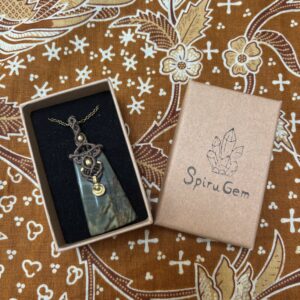 japis met brass ketting