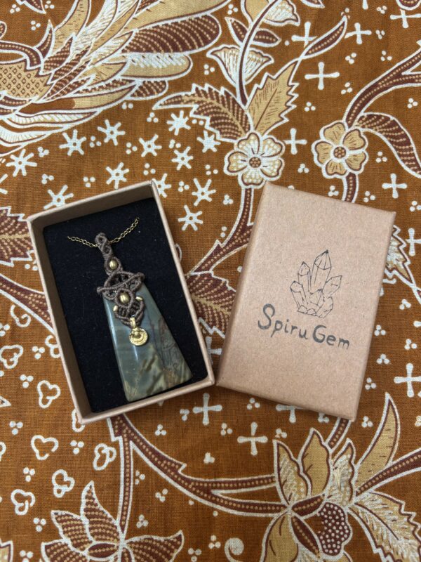 japis met brass ketting