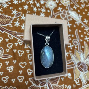 labradoriet met blauw/paarse flash.