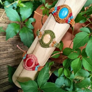 Armband Joy – Handgemaakte Macramé met Kleurrijke Cabochon