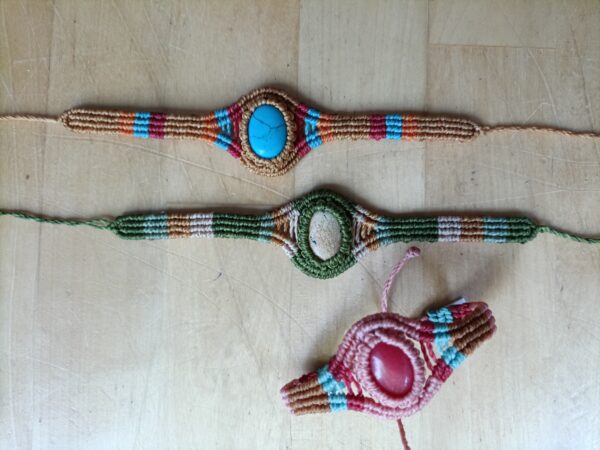 Joy – Handgemaakte macramé armband met Kleurrijke Cabochon - Afbeelding 3