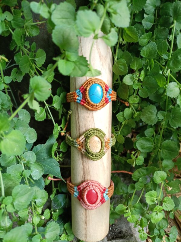 Joy – Handgemaakte macramé armband met Kleurrijke Cabochon - Afbeelding 4