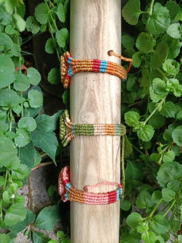 Joy – Handgemaakte macramé armband met Kleurrijke Cabochon - Afbeelding 6