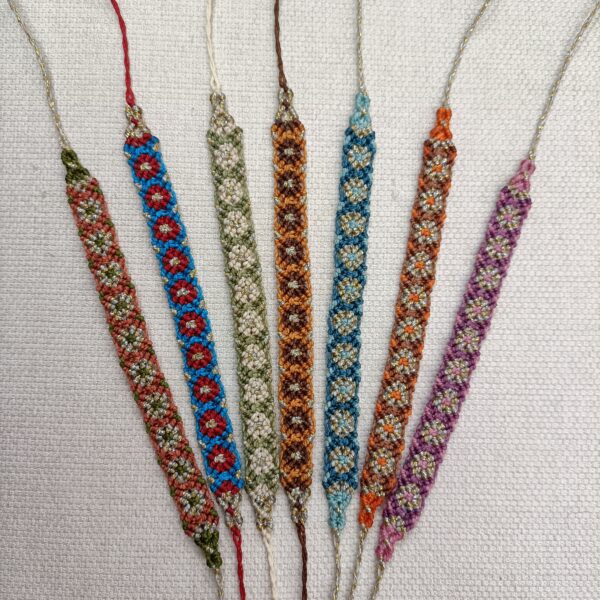 Bling Bloem Vriendschapsarmband – Boho, Handgemaakt & Uniek - Afbeelding 2