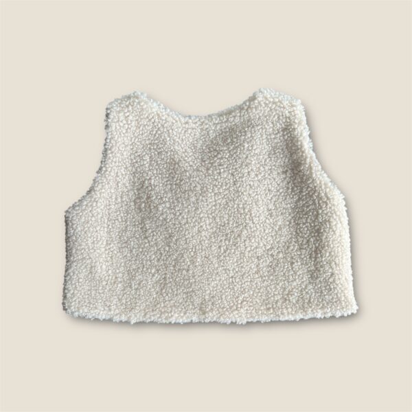 Handgemaakt baby gilet van teddy fleece – omkeerbaar maat 3-6 maanden - Afbeelding 2