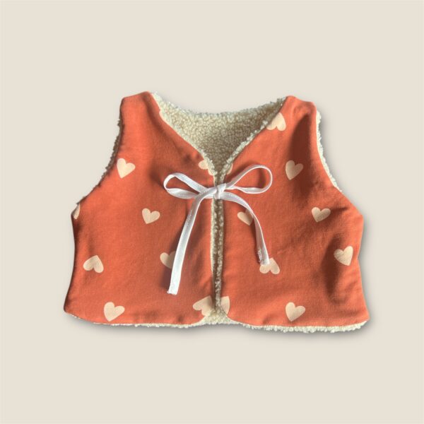 Handgemaakt baby gilet van teddy fleece – omkeerbaar maat 3-6 maanden - Afbeelding 3