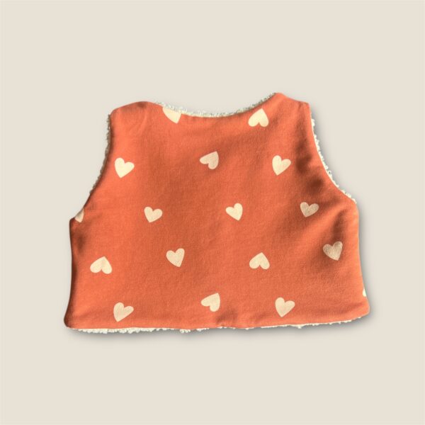 Handgemaakt baby gilet van teddy fleece – omkeerbaar maat 3-6 maanden - Afbeelding 4