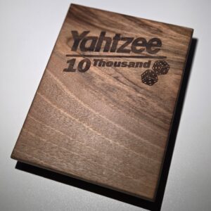 EXCLUSIEVE Yahtzee 10 Thousand Set – Notenhout CNC Maatwerk