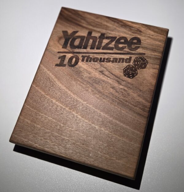 EXCLUSIEVE Yahtzee 10 Thousand Set – Notenhout CNC Maatwerk