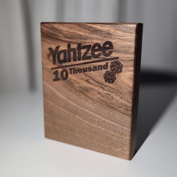EXCLUSIEVE Yahtzee 10 Thousand Set – Notenhout CNC Maatwerk - Afbeelding 3