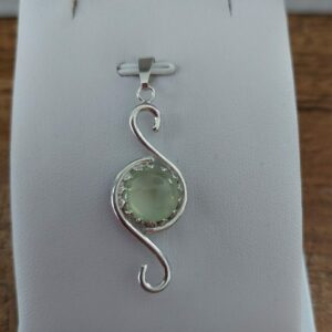 Zilveren hanger met prehniet