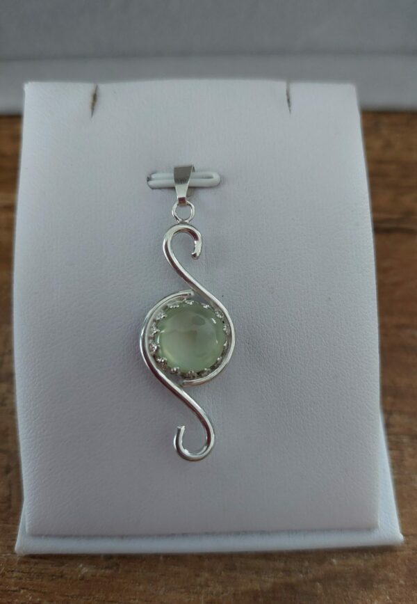 Zilveren hanger met prehniet