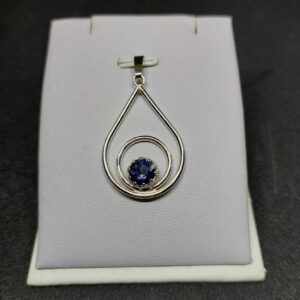 Zilveren hanger met ioliet