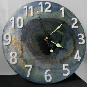 Unieke klok van Epoxy, 25 cm doorsnede.