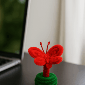 Handgemaakte vlinder van chenilledraad – rood