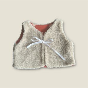 Handgemaakt baby gilet van teddy fleece – omkeerbaar maat 3-6 maanden