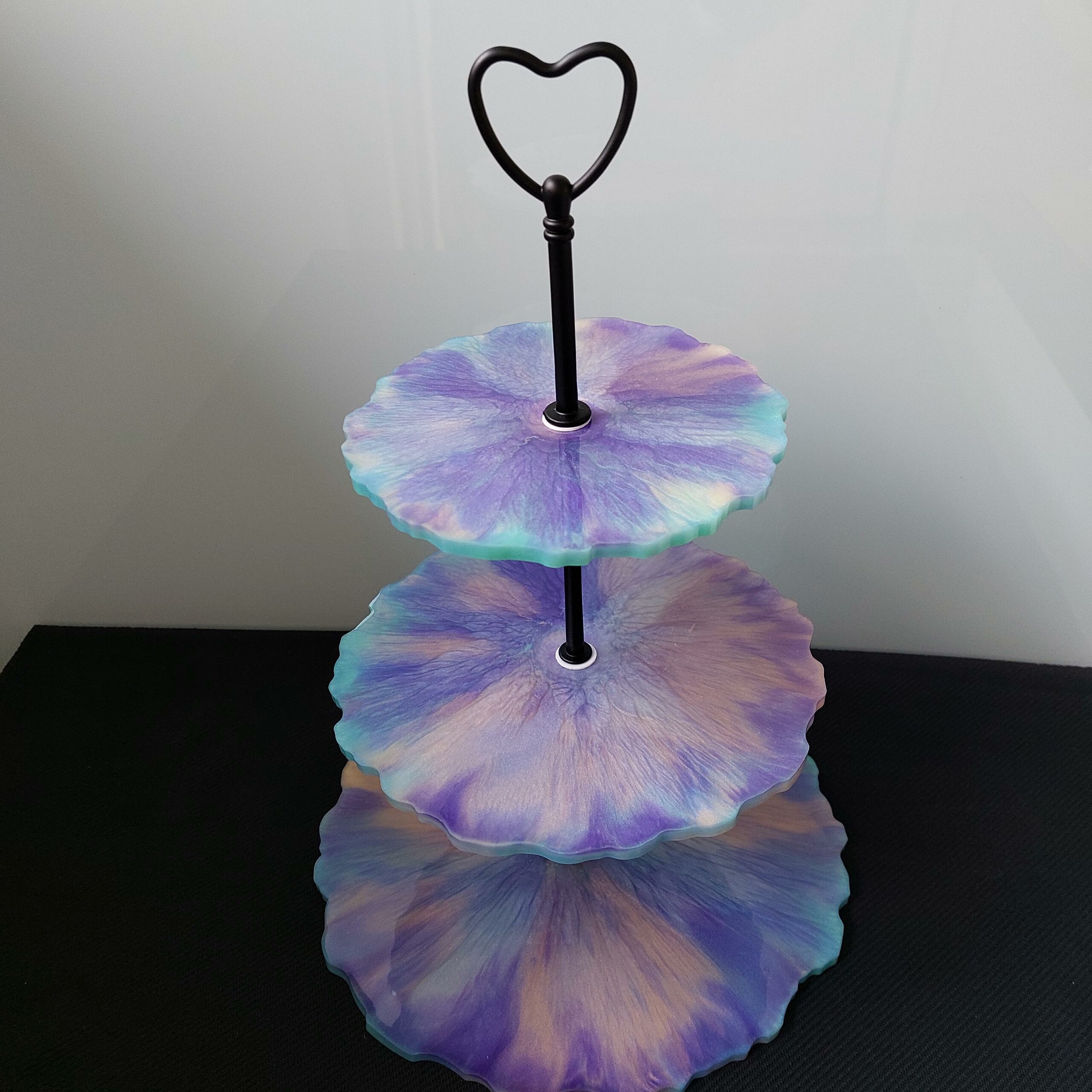 Unieke 3 laags etagère, dubbelzijdig te gebruiken met keuze uit 3 verschillende stangen. Standaard geleverd met het zwarte hart. - Afbeelding 2