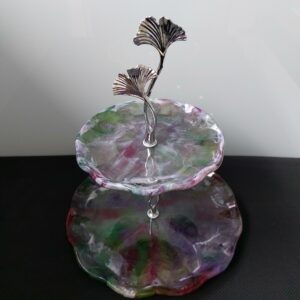 Unieke 2 laags etagère met keuze uit 3 verschillende stangen. Standaard geleverd met het Ginko blad in zilverkleur.