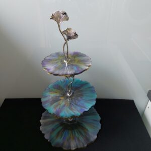 Unieke 3 laags etagère, dubbelzijdig te gebruiken met keuze uit 3 verschillende stangen. Standaard geleverd met het Ginko blad in zilverkleur.