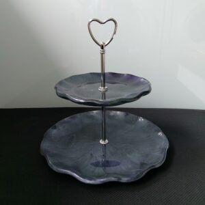 Unieke 2 laags etagère met keuze uit 3 verschillende stangen. Standaard geleverd met het hart in zilverkleur.