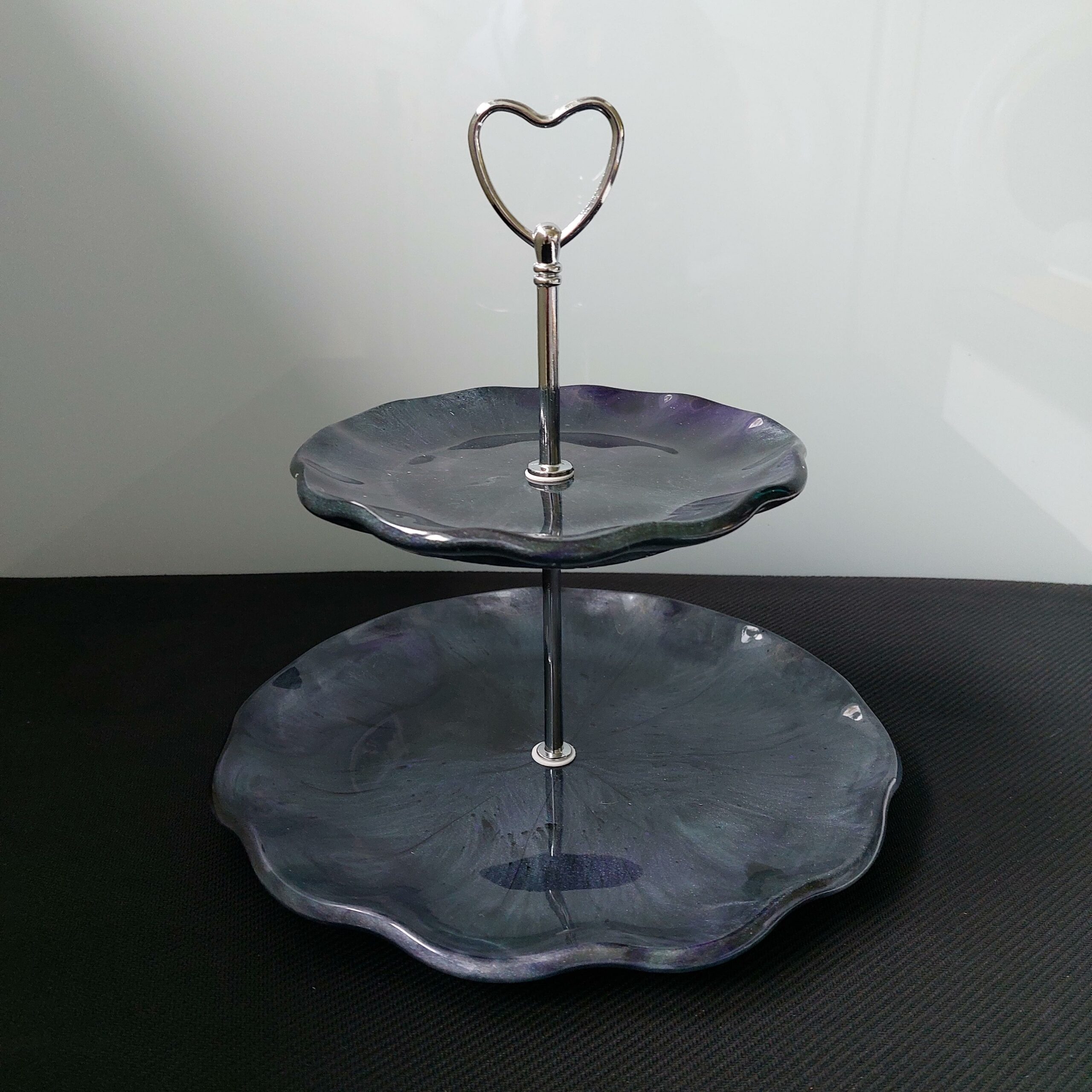 Unieke 2 laags etagère met keuze uit 3 verschillende stangen. Standaard geleverd met het hart in zilverkleur.