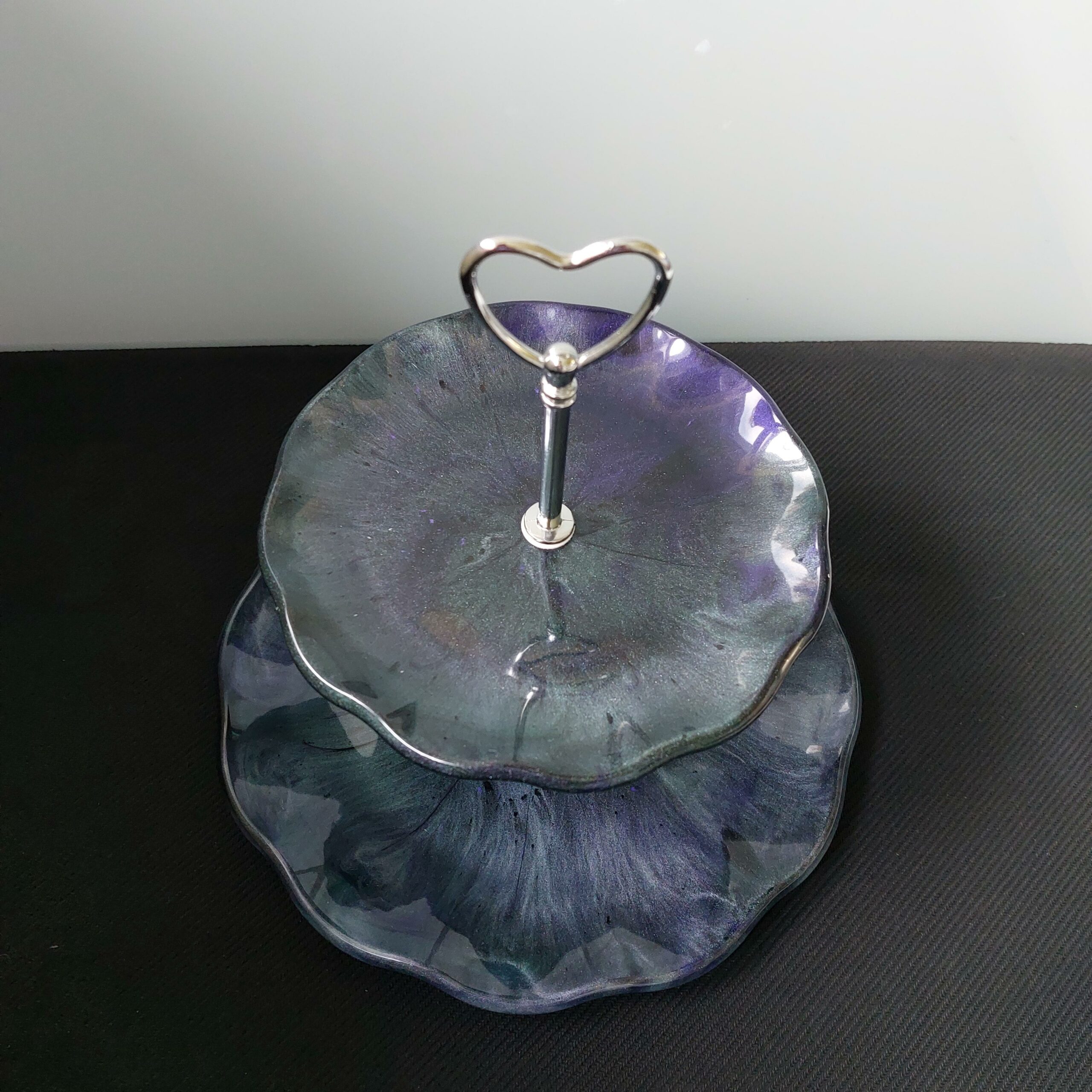 Unieke 2 laags etagère met keuze uit 3 verschillende stangen. Standaard geleverd met het hart in zilverkleur. - Afbeelding 2