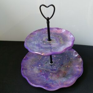 Unieke 2 laags etagère met keuze uit 3 verschillende stangen. Standaard geleverd met het zwarte hart.