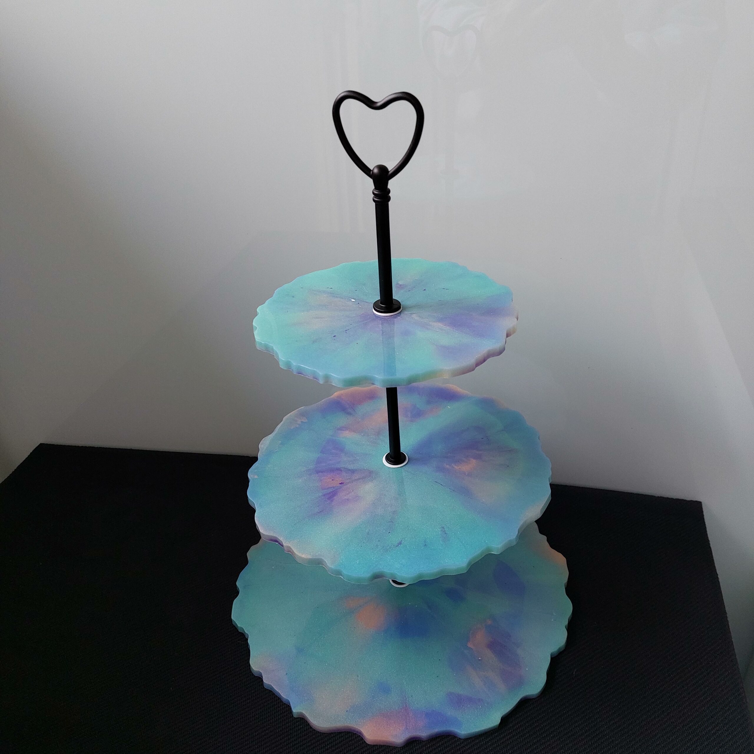 Unieke 3 laags etagère, dubbelzijdig te gebruiken met keuze uit 3 verschillende stangen. Standaard geleverd met het zwarte hart. - Afbeelding 2