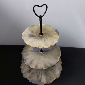 Unieke 3 laags etagère, dubbelzijdig te gebruiken met keuze uit 3 verschillende stangen. Standaard geleverd met het zwarte hart.