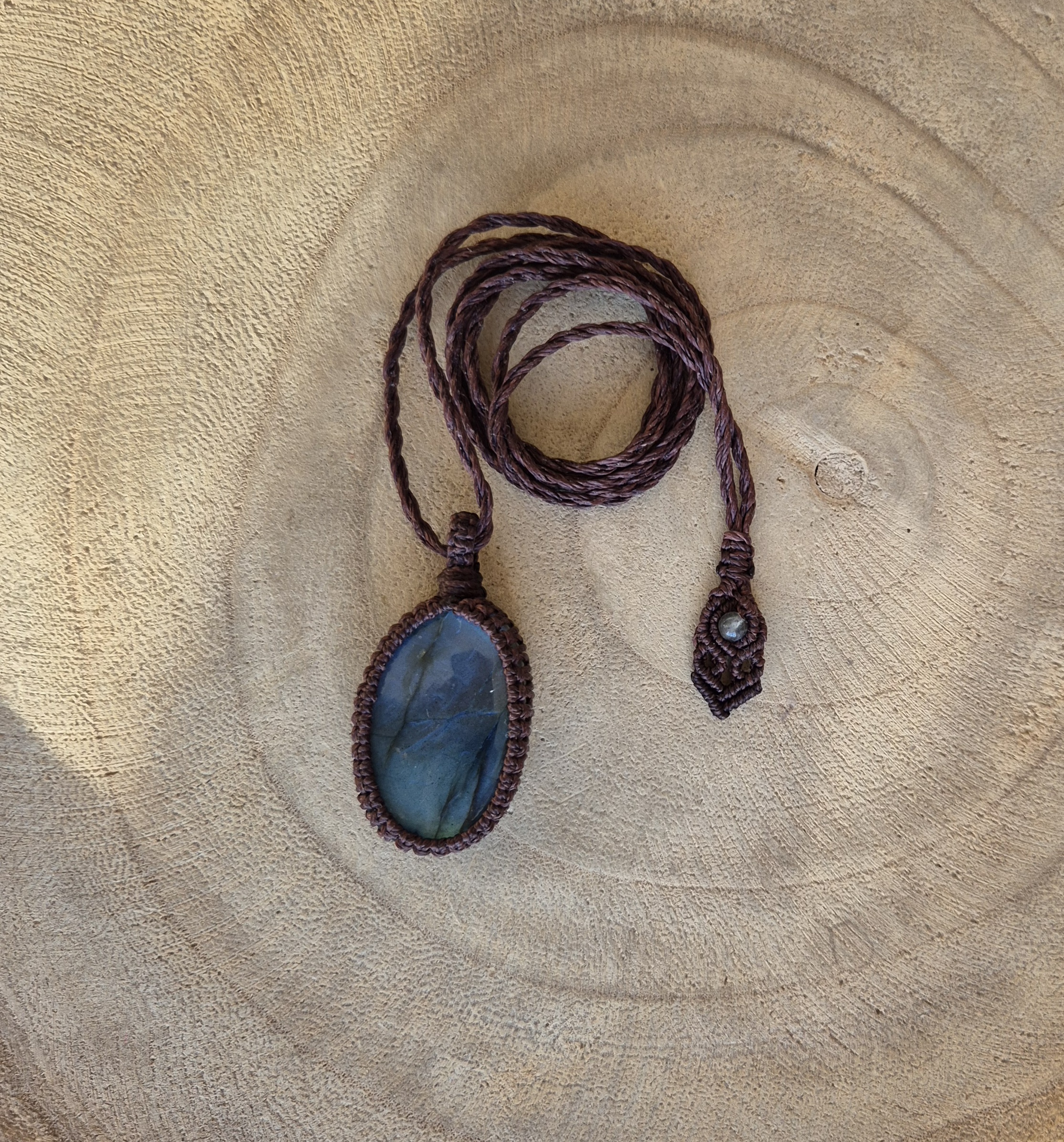 Carin's Macramé ketting bruin met blauw Labradoriet - Afbeelding 3