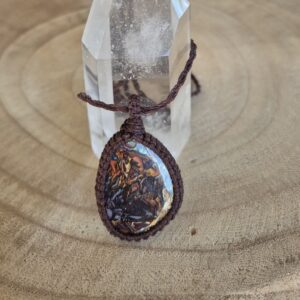 Carin's Macramé ketting met Boulder opaal veelkleurig