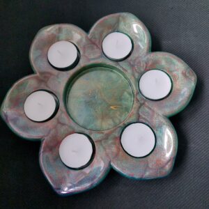 Unieke schaal in bloemvorm voor 6 waxinelichtjes.