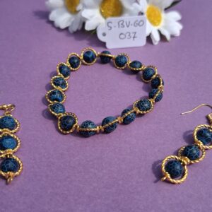 Armband en oorbellen, in goudkleurige vatting.