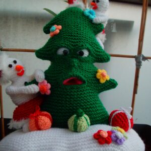 Verbaasde glitter kerstboom met kleine sneeuwpoppen.