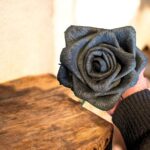 Elegante, handgemaakte zwarte papieren roos met subtiele glitters, zorgvuldig vormgegeven voor luxe decoratie, cadeau-momenten of stijlvolle interieuraccenten.