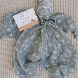 Zonnekindpopje petrol en plankje met tekst zo mooi, zo lief, zo klein