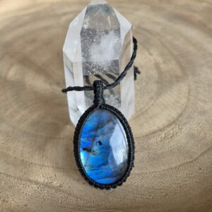 Carin's Macramé ketting met blauw Labradoriet