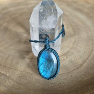 Carin's Macramé ketting teal met blauw Labradoriet