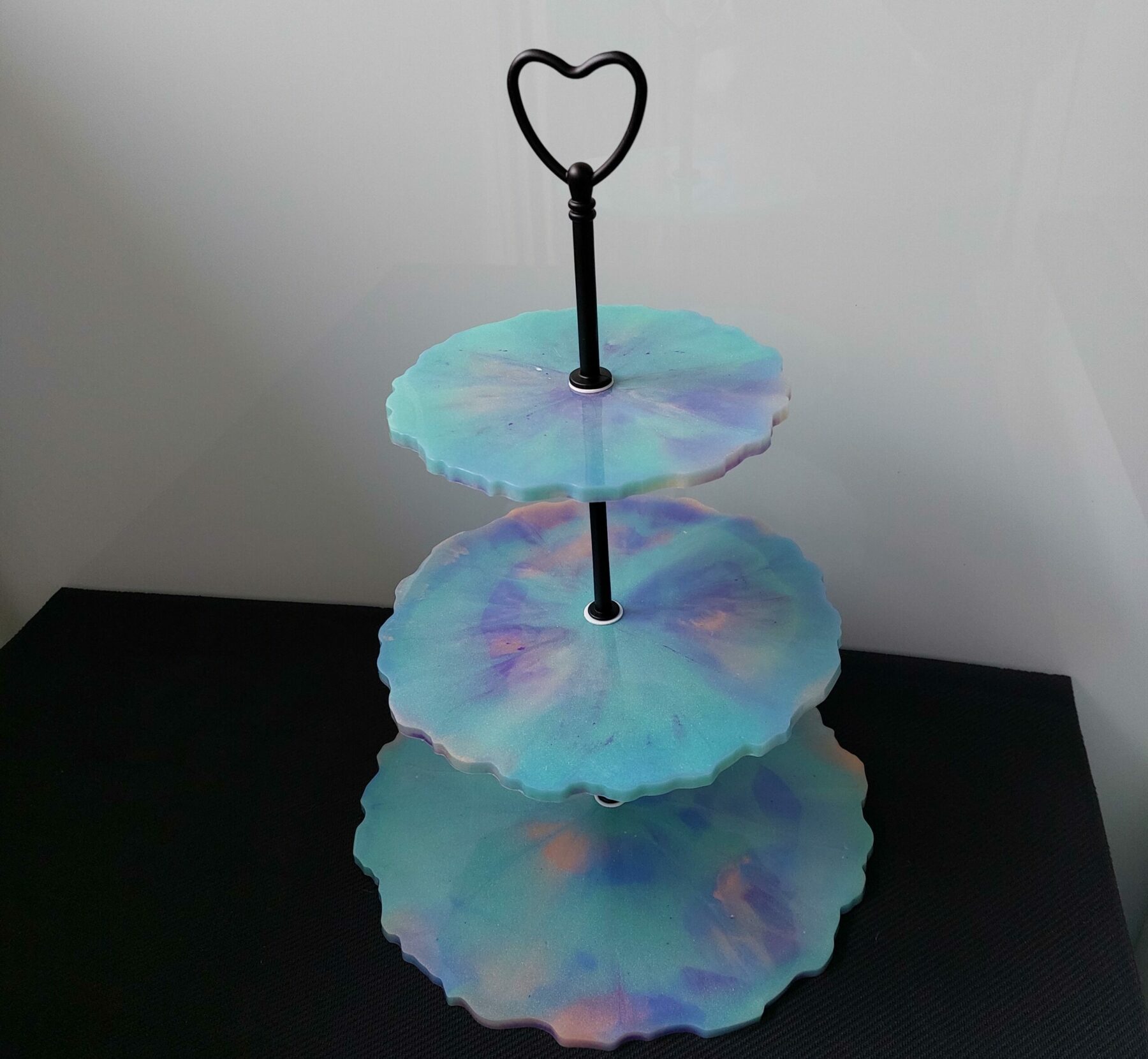 Unieke 3 laags etagère, dubbelzijdig te gebruiken met keuze uit 3 verschillende stangen. Standaard geleverd met het zwarte hart.