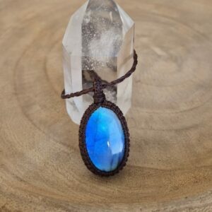 Carin's Macramé ketting bruin met blauw Labradoriet