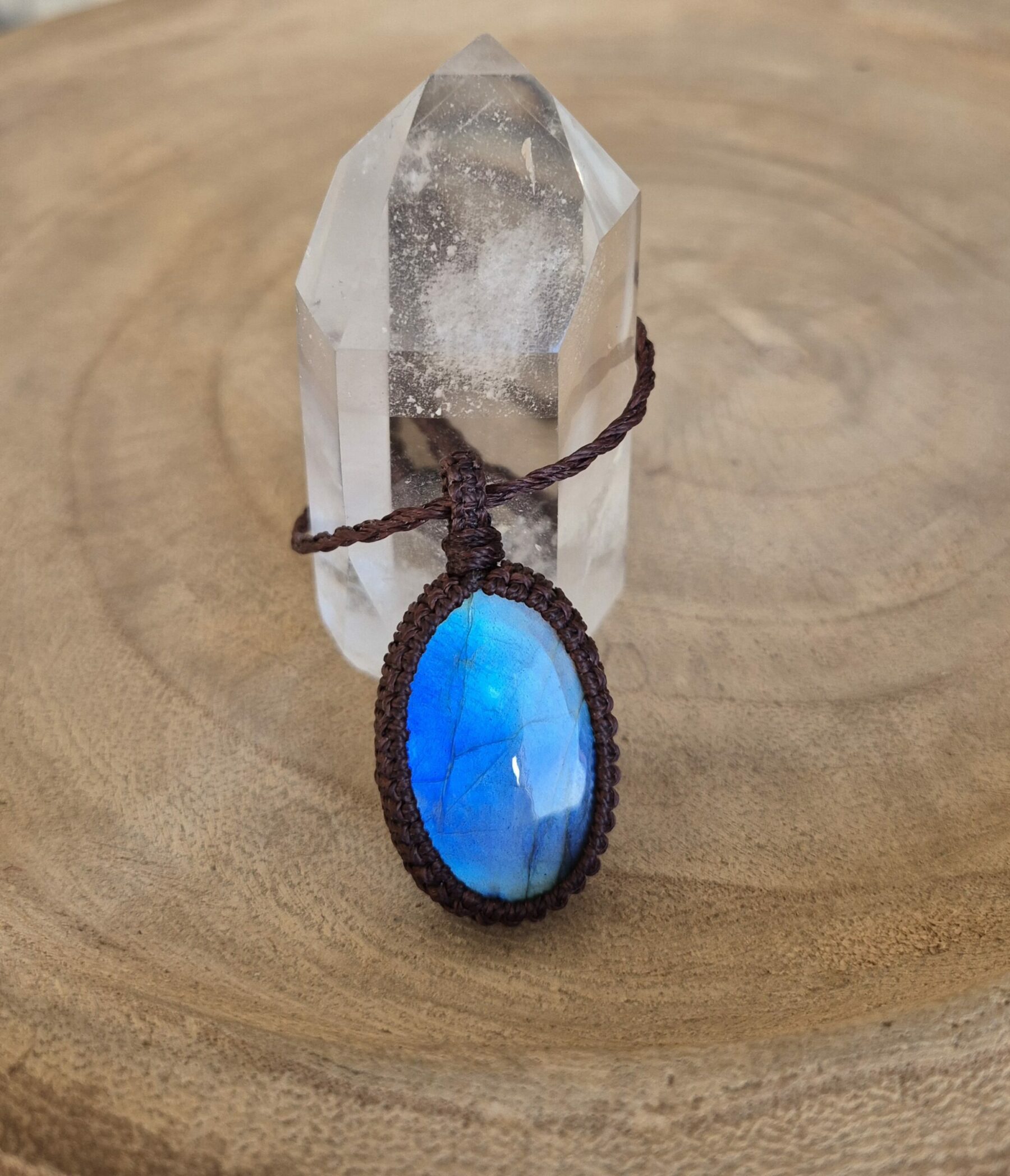 Carin's Macramé ketting bruin met blauw Labradoriet